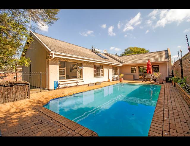 3 BEDROOM FREEHOLD TO LET IN GALLO MANOR